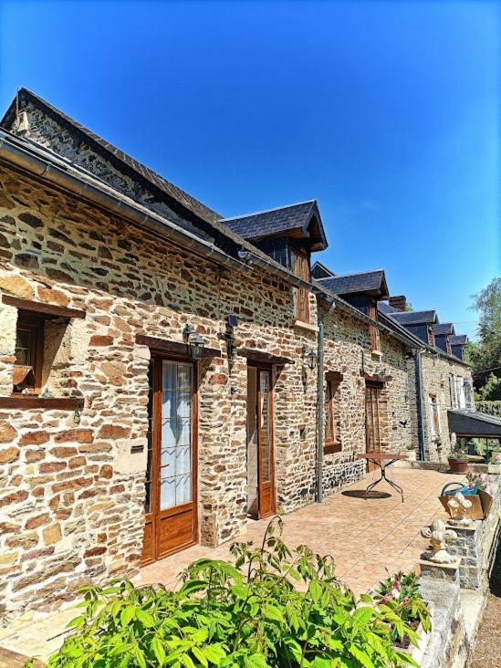 Le Moulin De Benneville Chambres D'Hotes, Petit Dejeuner Compris Cahagnes Eksteriør billede