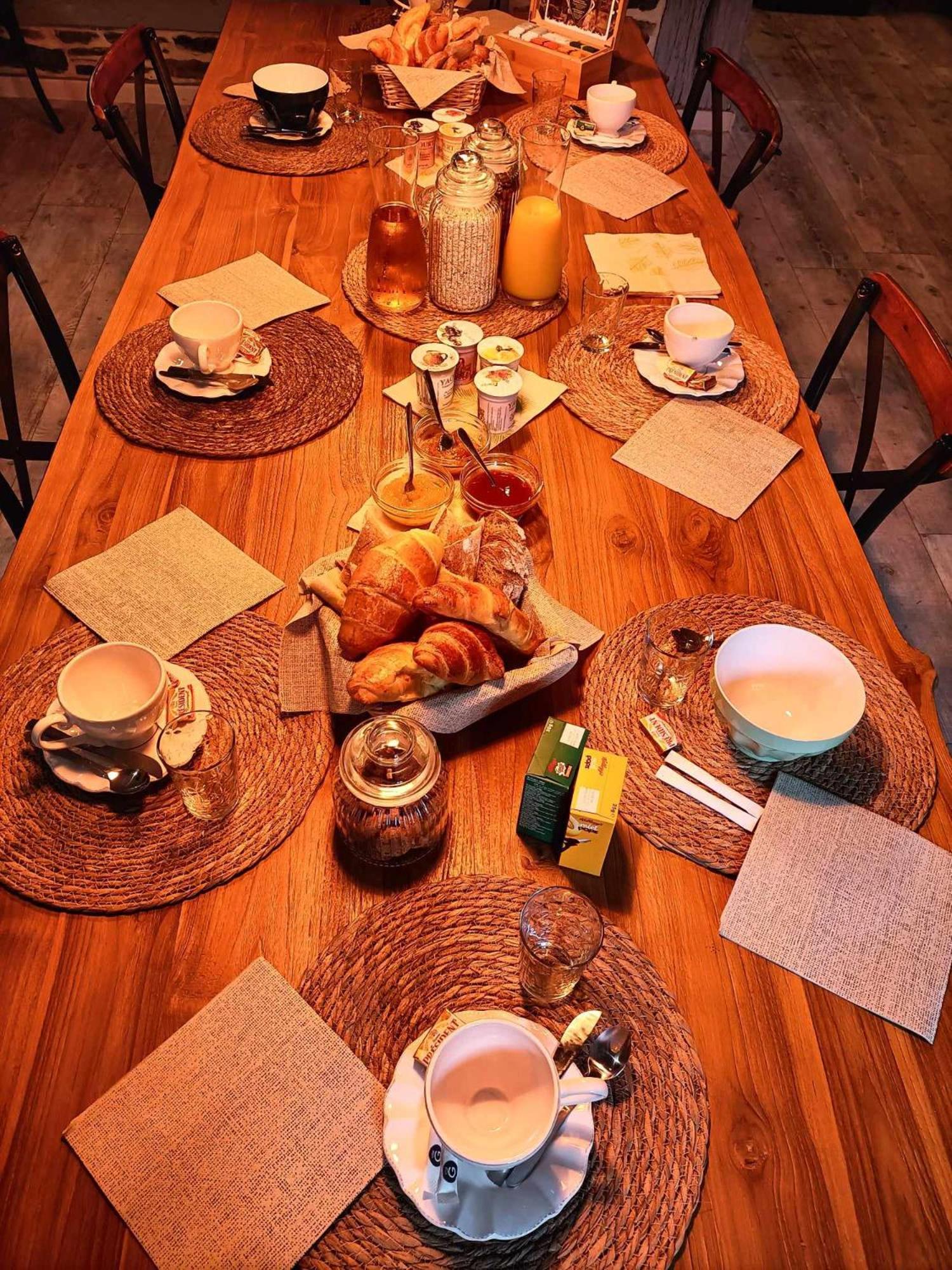 Le Moulin De Benneville Chambres D'Hotes, Petit Dejeuner Compris Cahagnes Eksteriør billede